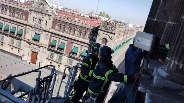 Elementos del Heroico Cuerpo de Bombreros de la Ciudad de México lograron poner a salvo a un hombre que amenazaba con suicidarse desde lo alto del del Edificio de Gobierno de la CDMX