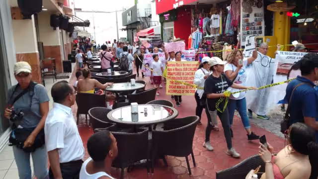 Entre las manifestantes se encontraba la madre de Fernanda Cayetana
