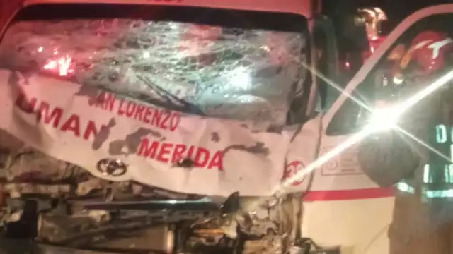 El conductor de la combi quedó prensado en el impacto