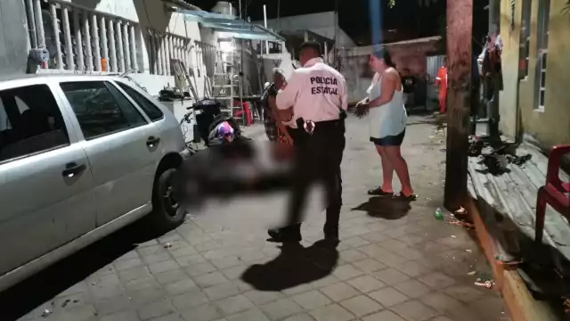 Las tres personas fueron sorprendidas mientras platicaban