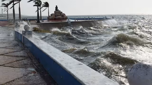 Al menos 2 mil bañistas fueron retirados de la playa