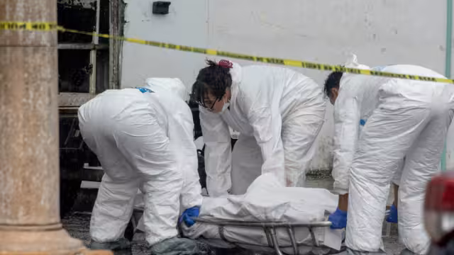 El occiso fue identificado como Delfino N, de 64 años de edad, quien recibió cinco impactos producidos por proyectil de arma de fuego en el tórax.