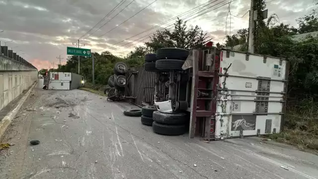 La unidad de doble remolque quedó obstaculizando la vialidad