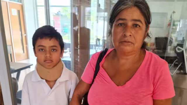 El menor usa un collarín debido a las lesiones provocadas por uno de sus compañeros