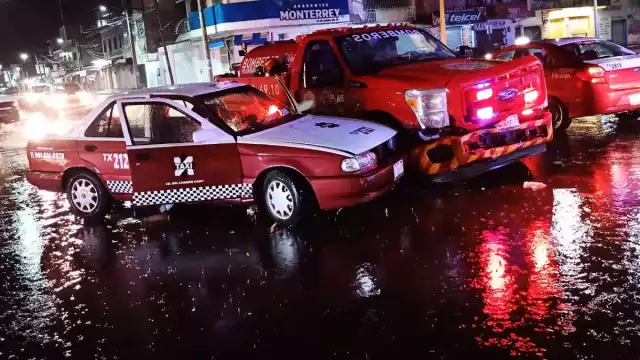 El conductor de la unidad de bomberos aseguró que no le dieron paso, a pesar de tener prendida la torreta; iban a pagar un incendio durante la noche lluviosa
