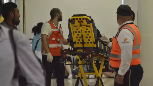 La mujer fue atendida por paramédicos y llevada a un hospital