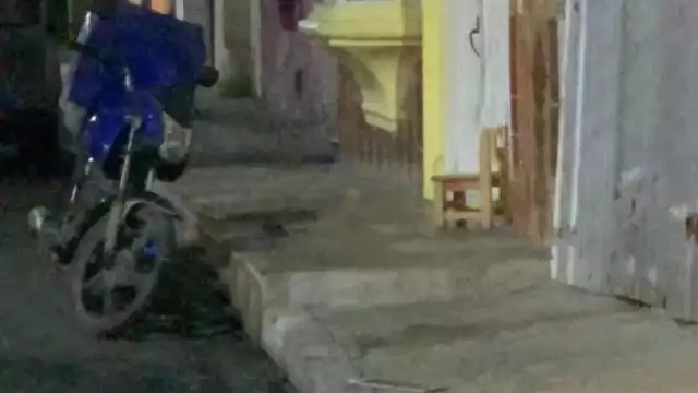 Los sicarios huyeron del lugar y la mujer quedó tirada en el suelo