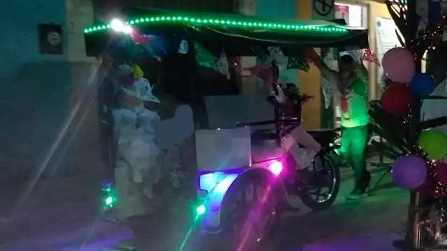 El prestador del servicio de transporte identificado como Tony decoró su vehículo con luces alusivas a la temporada