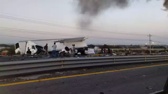 La Guardia Nacional Carreteras informó que la circulación permanece totalmente cerrada en el tramo Irapuato-León