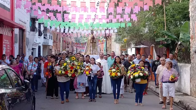 Al retornar a la iglesia, los feligreses repartieron entre los presentes bebidas y roscas