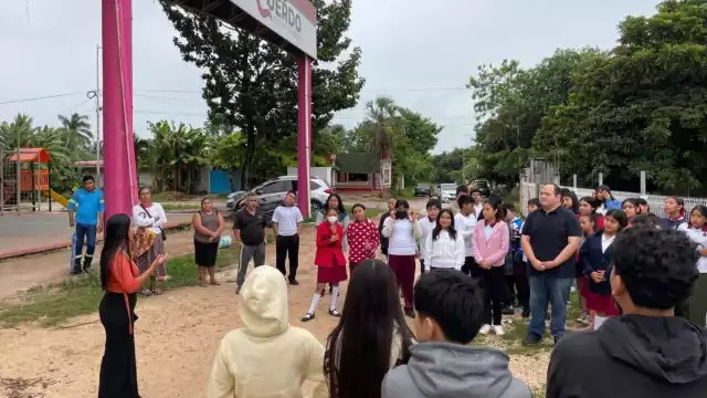 Padecen pestilencia de aguas negras alumnos y maestros de la Telesecundaria Jacinto Pat, en la colonia Martires de Antorchistas