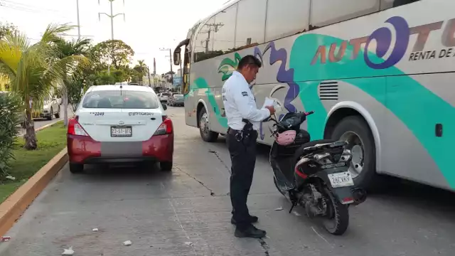 Motociclista choca contra un taxis tras viajar a exceso de velocidad en Ciudad del Carmen