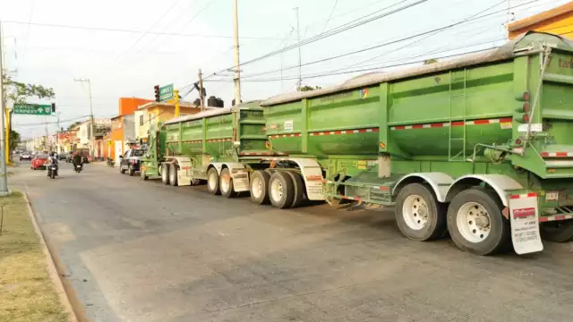 La familia se salvó de ser aplastada por el tractocamión 

