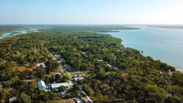 Diversos actores clave dentro de la comunidad, representantes de diversos sectores, opiniones y corrientes ideológicas se sentaron a la mesa de negociación