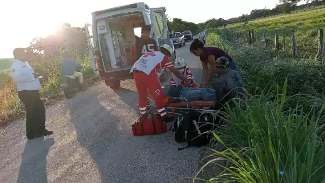 El motociclista fue trasladado al hospital con una posible fractura en la clavícula