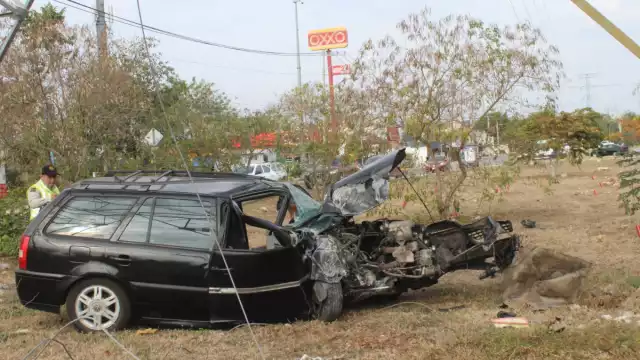 La ayudaron a salir del vehículo y la pusieron unos metros adelante