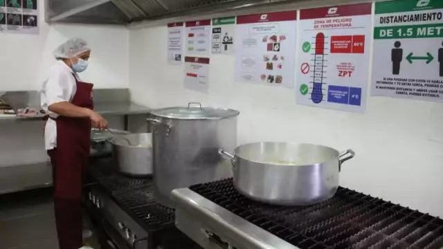 El menú va desde arroz rojo, pozole de cerdo, tostadas y agua de sabor