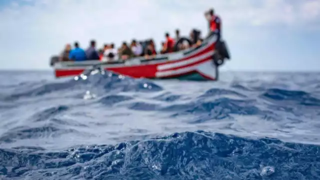 La embarcación hundida fue una de las tres que se tiene noticia salieron la noche del martes de las playas que extienden entre Zawara y Zawiya. Foto: Especial