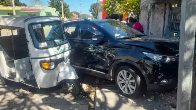 Los vehículos involucrados quedaron con daños de consideración, así como el muro del predio