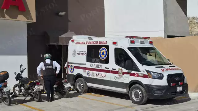 Empleada de farmacia sufrió una caída cuando su motocicleta se le vino encima al estacionarla.