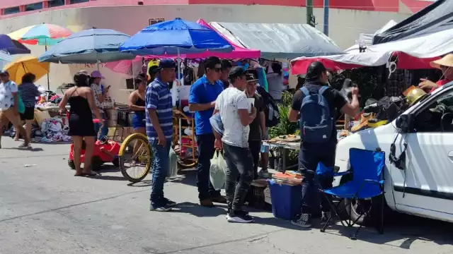 Los vendedores se adueñan de las banquetas
