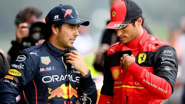 Checo Pérez (d) es segundo el Mundial con 64 puntos, mientras que Sáinz es cuarto con 55