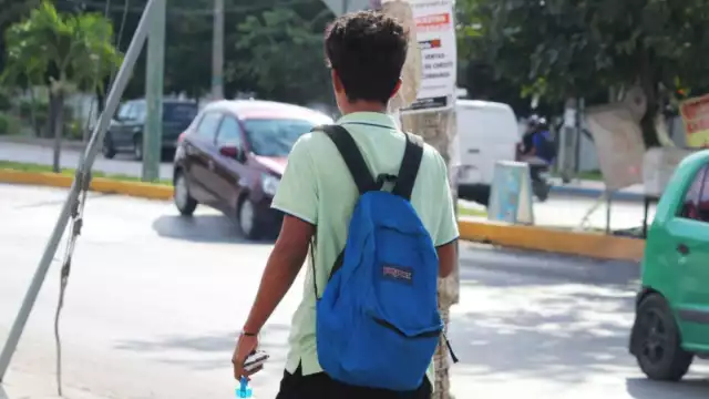 La falta de cupo es una de las causas de la deserción escolar, ya que la segunda opción elegida al hacer el examen muchas veces queda lejos de la casa