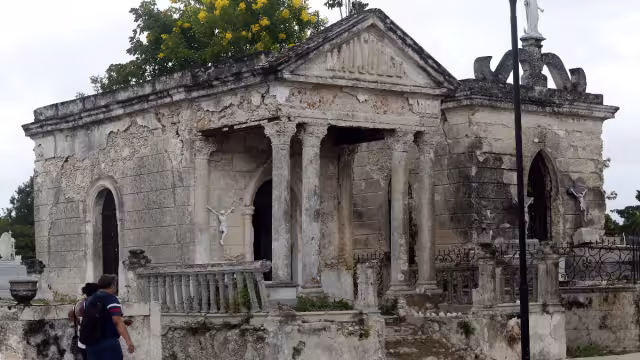 Algunos visitantes les ponían veladoras a las tumbas que no están siendo visitadas