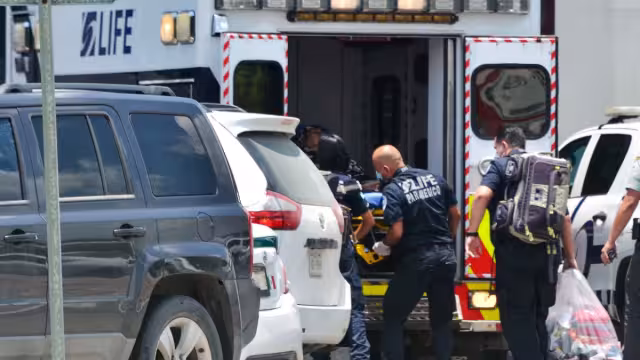 Una unidad médica de una institución privada llegó hasta el Aeropuerto Internacional de Cancún, luego de recibir el reporte por parte de los trabajadores.