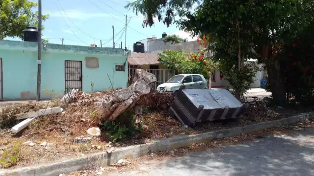 Vecinos denuncian que los camellones están llenos de muebles viejos y basura