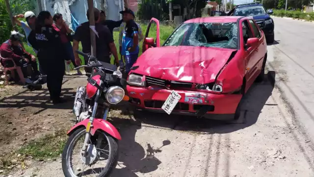 El casco del mismo motociclista sirvió como proyectil para dañar el automóvil