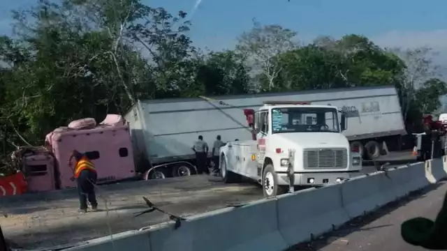 El tráiler terminó entre la maleza de la carretera Mérida-Cancún