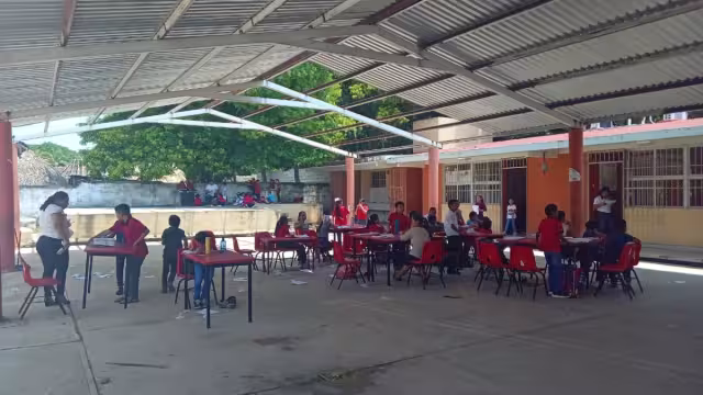 Los maestros y padres temen a que el techo de la cancha se caiga