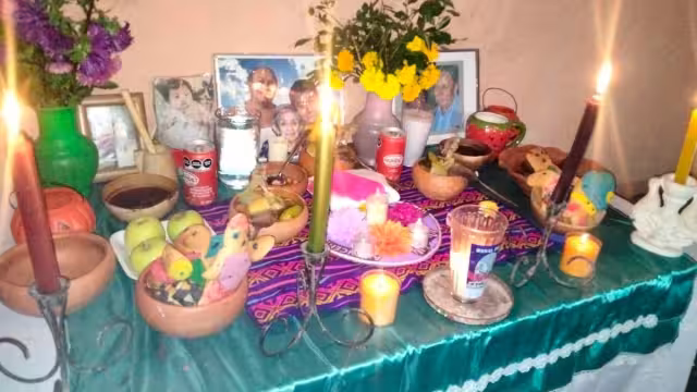 Cada colocación de ofrendas para los niños difuntos estuvo acompañada de plegarias