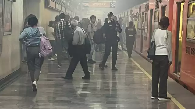 Pasajeros reportan que llevan más de 30 minutos esperando los trenes