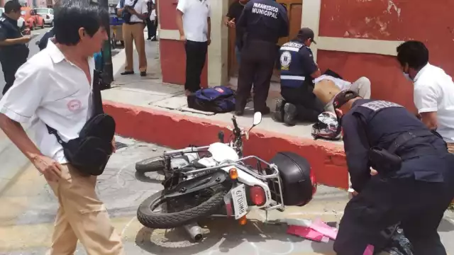 El guiador de la Suzuki fue atendido por los paramédicos de la Policía Municipal de Mérida (PMM)