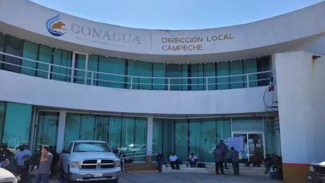Los trabajadores se manifiestan afuera de las oficinas de Conagua Campeche