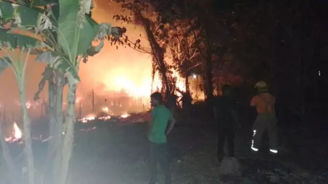Los bomberos acudieron a los lugares de los hechos para sofocar las llamas