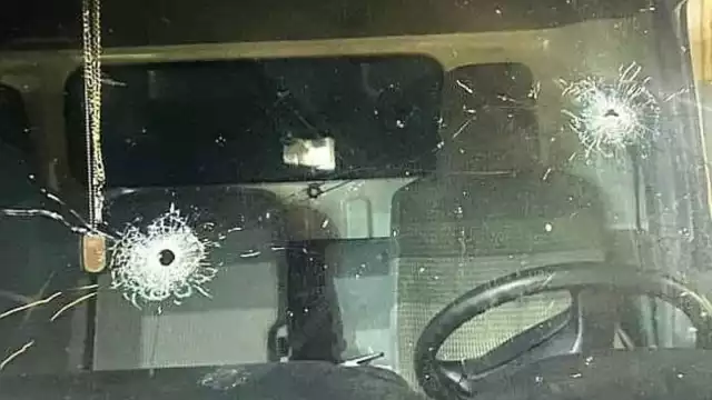 El conductor logró maniobrar y alejarse para pedir ayuda.