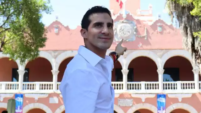 Rommel Pacheco estuvo con alumnos de la Prepa 2 de la UADY en Mérida donde habría entregado folletos