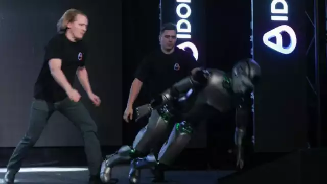 El CEO de Idol Robotics, Vladimir Vitukhin, minimizó el incidente al asegurar que el fallo se debió a problemas de calibración e iluminación