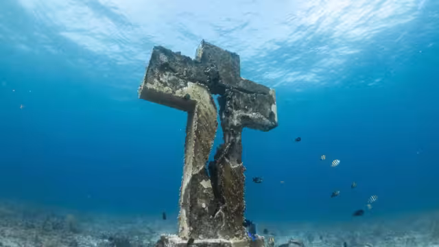 La Cruz de la Bahía sirve como guía para los buzos