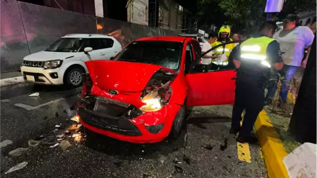 Ebrio ocasiona doble choque en Playa del Carmen