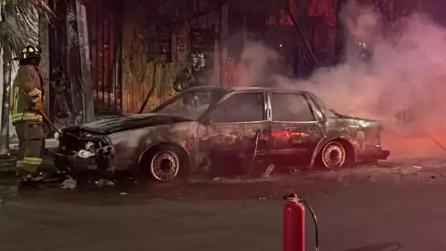 El automóvil fue incendiando