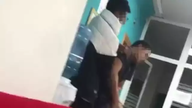 El menor sujeta al presunto agresor