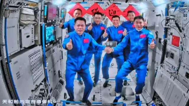 Los tres astronautas a bordo de la nave espacial Shenzhou-18 entraron a la estación espacial del país y se reunieron con otro trío de astronautas