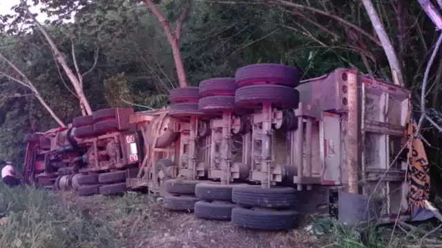 La pesada unidad fue trasladada al corralón de la ciudad