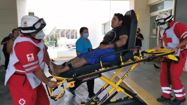 Paramédicos de la Cruz Roja Mexicana auxiliaron a los lesionados