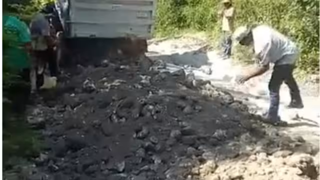 Los pobladores rellenaron los baches y piden al Gobierno atender el tramo que los lleva a sus parcelas