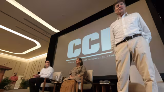 El exsecretario de Turismo, Enrique de la Madrid, acompañó a la precandidata al evento con empresarios